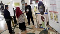 Petugas memeriksa undangan pemilihan gubernur DKI.