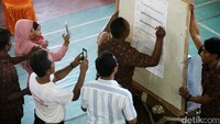 Total keseluruhan suara di 3 TPS Pulau Pramuka, Anies-Sandi memimpin dengan 436 suara, Ahok-Djarot 413 suara dan Agus-Sylvi 229 suara.