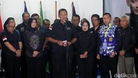Dalam jumpa pers ini, Agus juga didampingi oleh istrinya, Annisa Pohan serta cawagub Sylviana Murni. Ada pula sederet petinggi Partai Demokrat di antaranya Hinca Panjaitan, Nachrowi Ramli, dan Edhie Baskoro Yudhoyono.