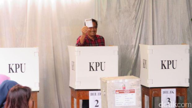 Djarot saat mencoblos / 