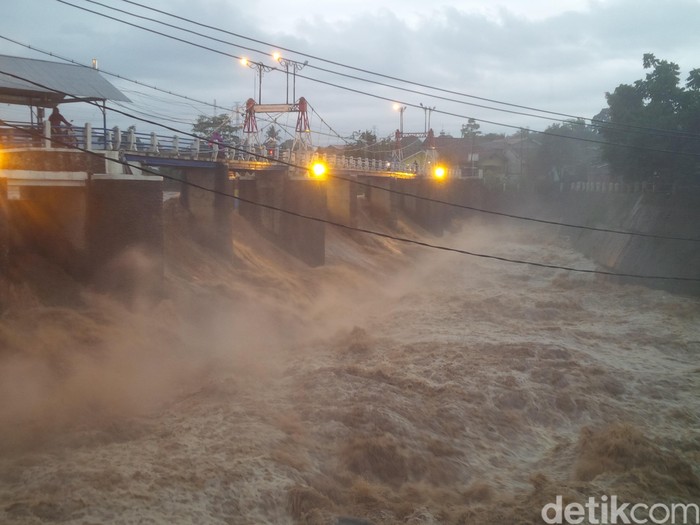 Banjir dari Bogor Diprediksi Genangi 12 Wilayah DKI Dini Hari Nanti