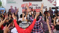 Para pendukung pasangan cagub dan cawagub DKI Jakarta nomor urut 2 memenuhi posko Rumah Lembang.