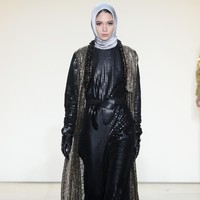 Warna yang dipamerkan Anniesa Hasibuan tidak lagi pastel tapi lebih metalik, emas, dan hitam. Foto: Dok. Getty Images