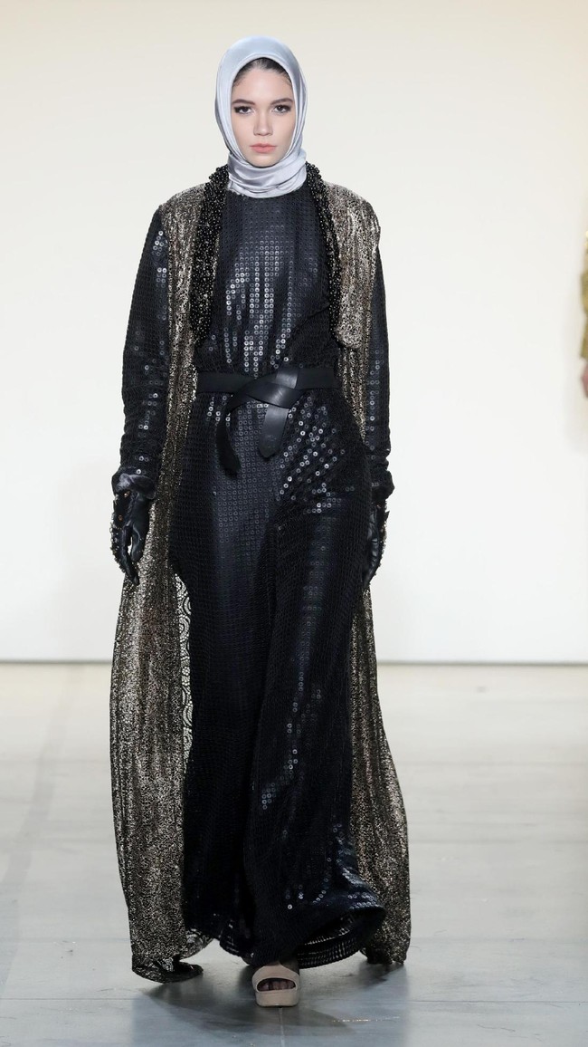 Warna yang dipamerkan Anniesa Hasibuan tidak lagi pastel tapi lebih metalik, emas, dan hitam. Foto: Dok. Getty Images