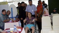 Seorang pasien datang ke TPS di RSCM menggunakan kursi roda.