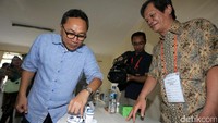 Zulkifli mencelupkan jarinya ke tinta usai mencoblos.