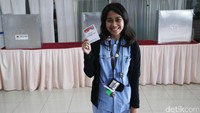 Karyawan RSCM menunjukkan surat suara sebelum mencoblos.