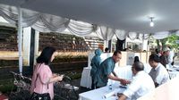Menhub Budi Karya Sumadi mencoblos di TPS 33 Bintaro.