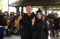 Foto: Gaya Istri Cagub dan Cawagub di Hari Pencoblosan 