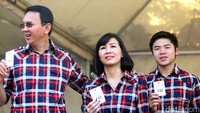 Ahok dan Vero kompak memakai kemeja kotak-kotak saat menggunakan hak pilihnya di TPS 54, Pluit, Jakarta Utara, Rabu (15/2/2017). Putra sulungnya, Nicholas Sean Purnama pun ikut memakai kemeja yang sama. (Foto: Rengga Sancaya)