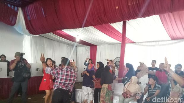 Ahok Unggul di TPS Megawati, Warga Joget dan Bersorak
