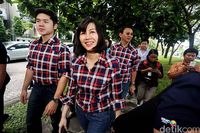 Foto: Gaya Istri Cagub dan Cawagub di Hari Pencoblosan 