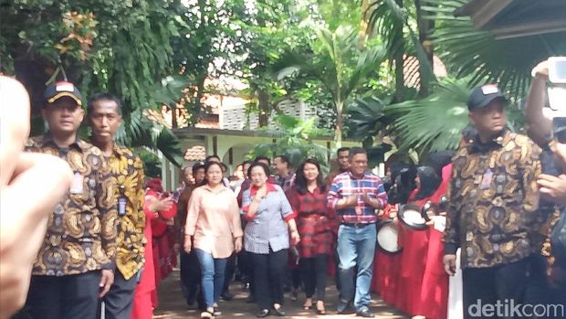Megawati Nyoblos Ditemani Menteri Puan Dan Djarot