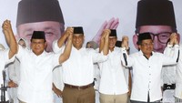 Mereka berfoto bersama sambil bergandengan tangan usai menggelar konferensi pers.