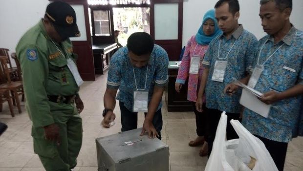 Sebelum Coblosan Dimulai, Logistik di TPS Diperiksa 