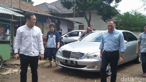 Gubernur BI Agus Martowardojo dan keluarga di TPS 39, Jl Haji Matasan I, Kebagusan