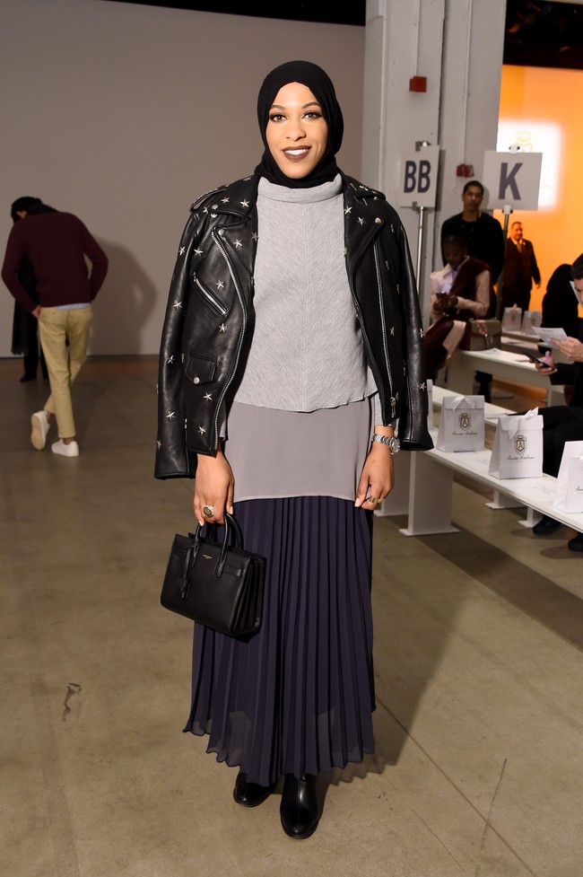 Ibtihaj Muhammad menjadi hijabers berkulit hitam yang inspiratif lewat aksinya di dunia olahraga. Ia merupakan atlet anggar yang namanya memuncak karena dipercaya mewakili Amerika di pertandingan olahraga dunia, Olimpiade 2016. Ia juga berhasil meraih medali perunggu. Tak hanya itu, di 2017 nama Ibtihaj Muhammad kembali menarik perhatian setelah menjadi inspirasi perusahaan pembuat Barbie, Mattel, untuk menciptakan Barbie berhijab pertama. Foto: Dok. Getty Images