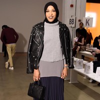 Ibtihaj Muhammad menjadi hijabers berkulit hitam yang inspiratif lewat aksinya di dunia olahraga. Ia merupakan atlet anggar yang namanya memuncak karena dipercaya mewakili Amerika di pertandingan olahraga dunia, Olimpiade 2016. Ia juga berhasil meraih medali perunggu. Tak hanya itu, di 2017 nama Ibtihaj Muhammad kembali menarik perhatian setelah menjadi inspirasi perusahaan pembuat Barbie, Mattel, untuk menciptakan Barbie berhijab pertama. Foto: Dok. Getty Images