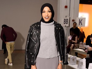 Atlet Berhijab AS Datang ke New York Fashion Week Dukung Anniesa Hasibuan
