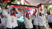 Sejumlah pendukung Anies-Sandi meluapkan kegembiraannya di poko pemenangan di kawasan Menteng, Jakarta, Rabu (15/2/2017).