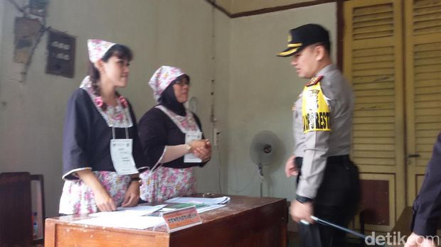 Petugas KPPS di TPS Bintaran Yogya ini Berbaju Ala Petani Belanda