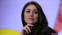 Celine datang dengan busana serba hitam di acara Rumpi No Secret.