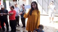 Jessica Iskandar turut antre sejak pagi di TPS menunggu giliran nyoblos. Noel/detikHOT.