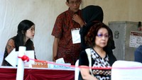 Petugas KPPS sibuk melayani pemilih.