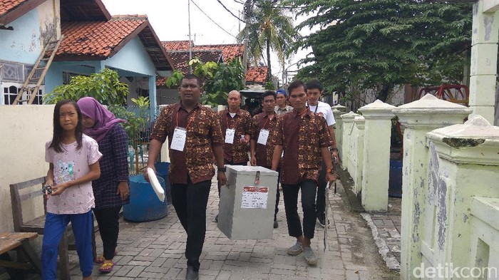 Jemput Bola, Petugas TPS Datangi Pemilih Sakit di Pulau Pramuka