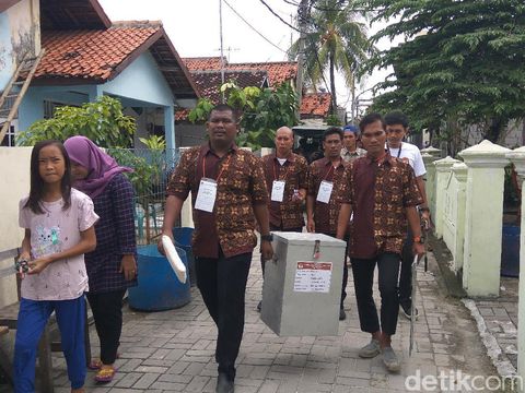 Petugas KPPS yang siap jemput bola untuk warga yang sakit atau disabilitas. 