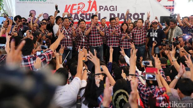 Kemeriahan Kubu Ahok dan Anies Ketika Unggul di Quick Count