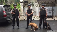 Personil kepolisian terlihat berpakaian lengkap dengan sejumlah atribut penunjang.