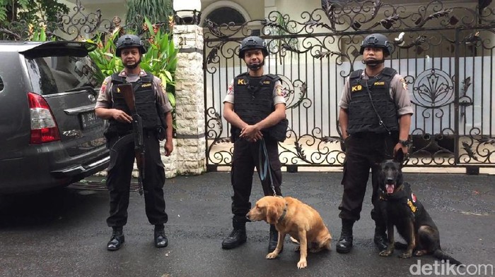 Pencoblosan Dimulai, Polisi Siaga di TPS Cagub Agus
