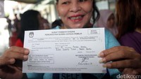 Warga binaan menunjukan surat undangan untuk mencoblos di TPS 95 Rutan Pondok Bambu.