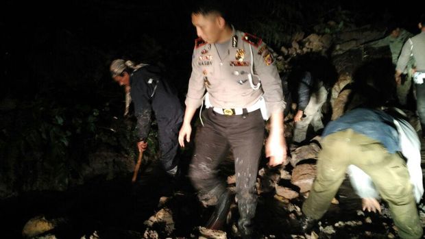 Ada 2 Titik Longsor Akibat Guyuran Hujan Deras di Puncak