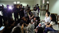 Hal ini gara-gara dirinya tak memiliki surat A5 atau surat keterangan pindah TPS. Seperti diketahui, sejak beberapa hari lalu Jupe dirawat di RSCM akibat kanker serviks stadium lanjut yang dideritanya.