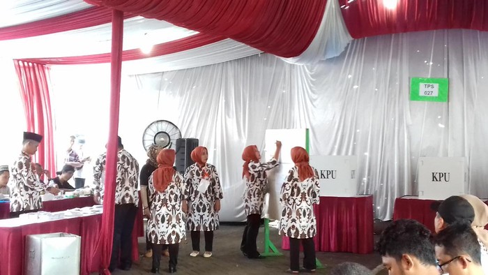 Warga Bersorak di TPS Megawati Saat Nomor 2 Disebut