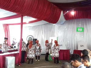 Warga Bersorak di TPS Megawati Saat Nomor 2 Disebut