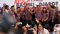 Basuki T Purnama (Ahok) dan Djarot Saiful Hidayat berpidato di hadapan pendukungnya di Rumah Lembang.
