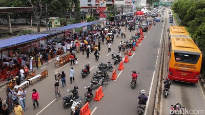 Warga Matraman Mencoblos di Jalan Raya