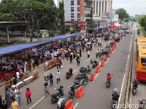 Warga Matraman Mencoblos di Jalan Raya