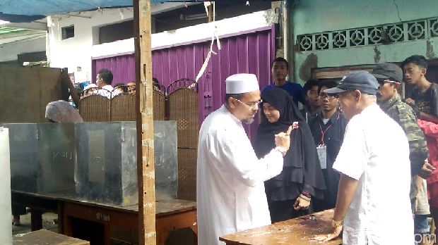 Habib Rizieq dan Keluarga Mencoblos di TPS 17 Petamburan