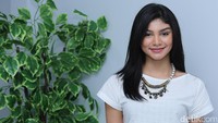 Jihane Almira Chedid adalah jebolan model muda dari Gadis Sampul.