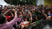 Para pendukung yang hadir sengaja menunggu Ahok-Djarot di lokasi yang biasa digunakan Ahok untuk menerima aduan warga selama masa kampanye.