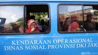 Para penghuni panti jompo datang dengan mengunakan mobil yayasan.