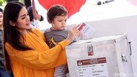 Jessica Iskandar memasukan kertas suara ke kotak suara. Noel/detikHOT.