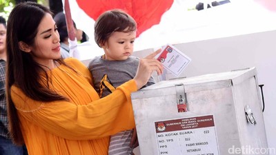 Intip Jessica Iskandar Nyoblos