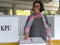 Ikut Coblos Pilkada Banten, Sri Mulyani: Rakyat Berharap Pemimpin yang Baik