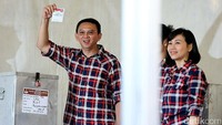 Ahok menunjukkan surat suara di depan kotak suara.