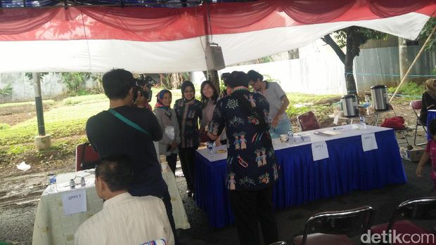 Usai Nyoblos, Sylviana Keliling TPS di Dekat Rumahnya